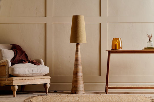 Lampadaire conique Chameli en bois de manguier