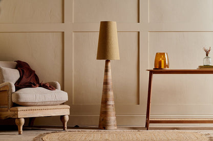 Lampadaire conique Chameli en bois de manguier