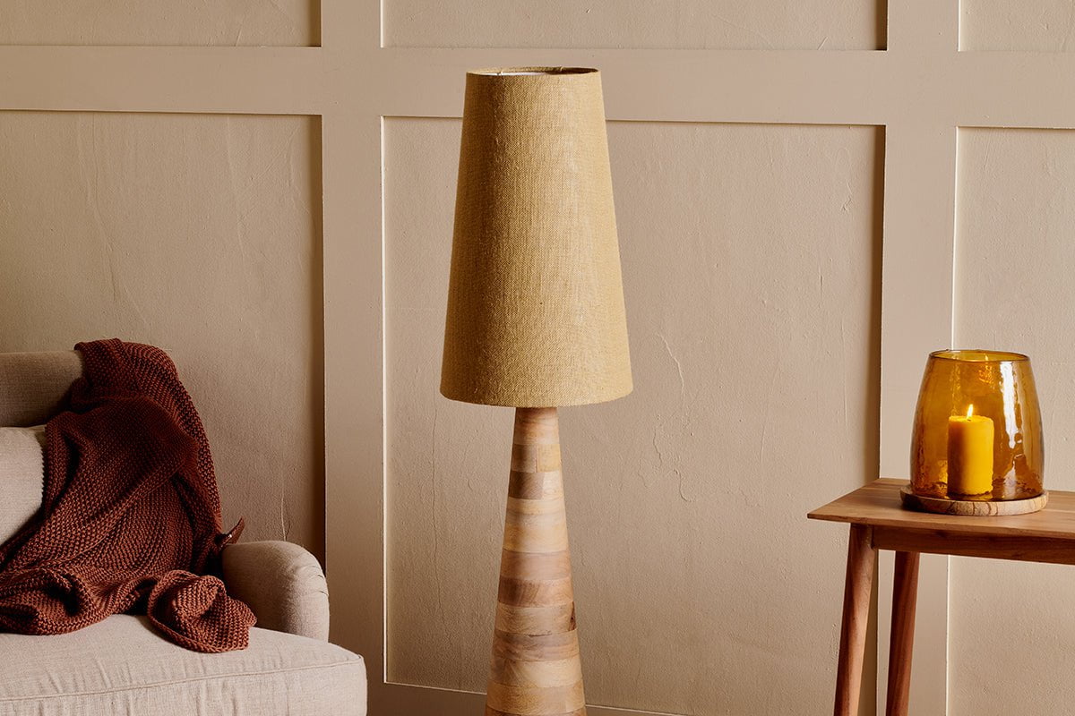 Lampadaire conique Chameli en bois de manguier