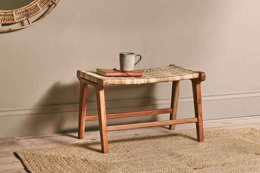 Tabouret Madrisana en acacia et rotin
