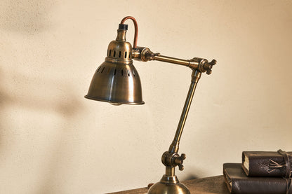 Lampe de bureau Tubu en laiton antique